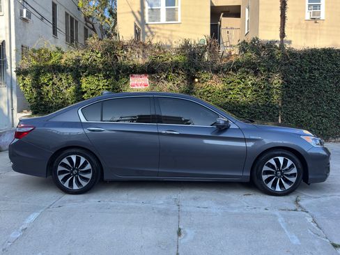 Used 2017 Honda Accord EX-L image 2