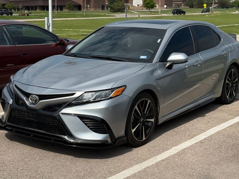 Used 2018 Toyota Camry SE image 1