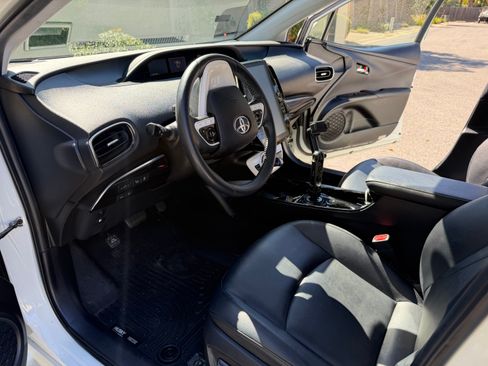 Used 2017 Toyota Prius Prime Advanced w/ Carpet Mat Package image 9