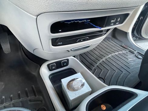 Used 2018 Chrysler Pacifica Limited FWD image 26