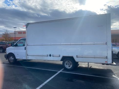 Used 2019 GMC Savana 3500 Extended w/ Driver Convenience Package image 5