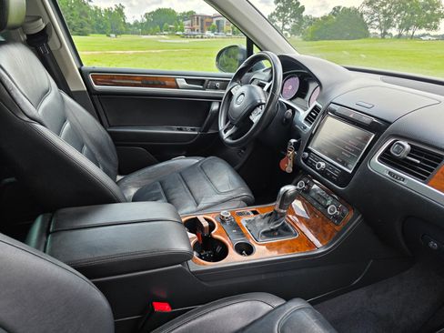 Used 2013 Volkswagen Touareg VR6 AWD/4WD image 9