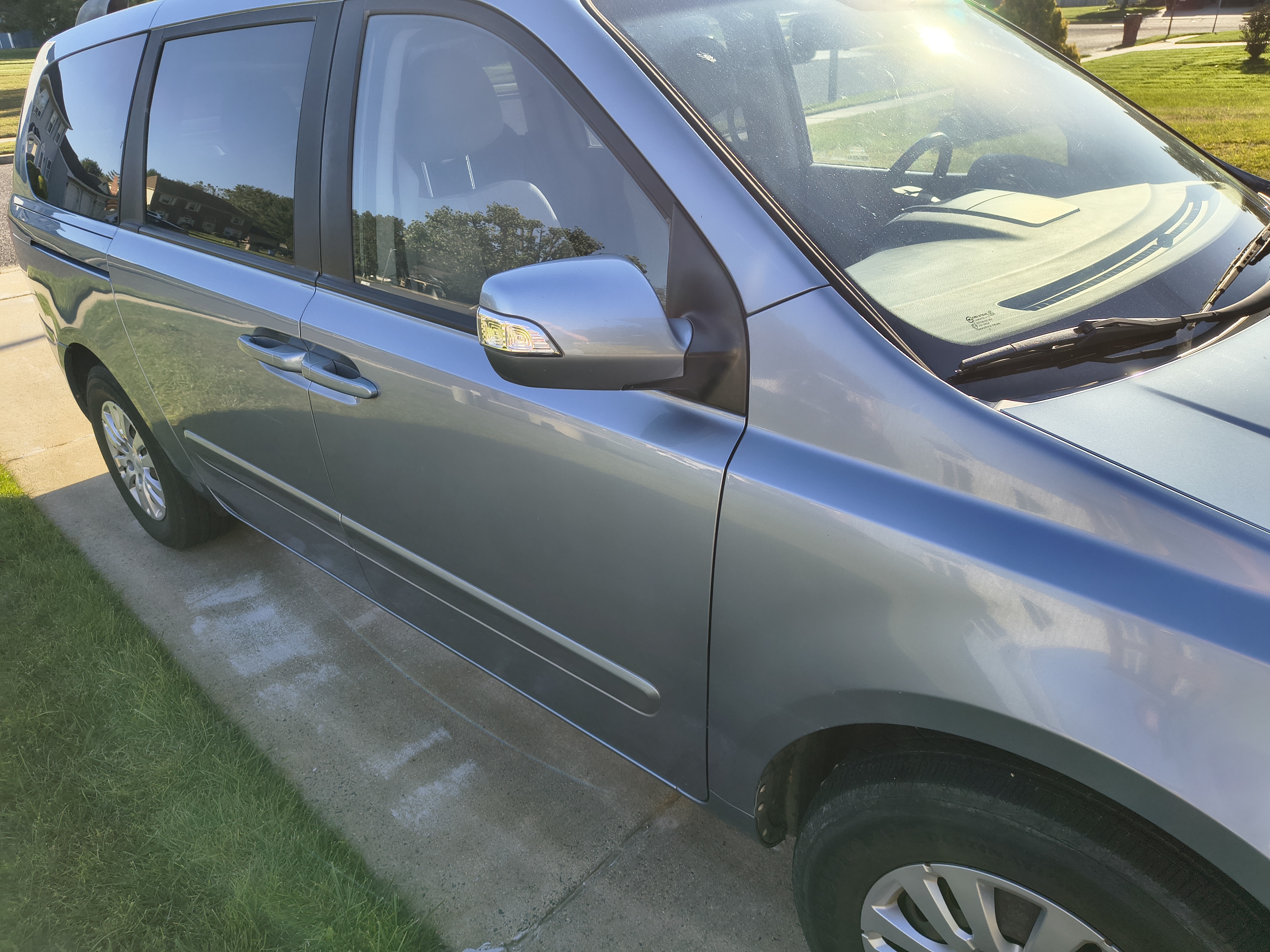 Used 2012 Kia Sedona LX FWD image 2