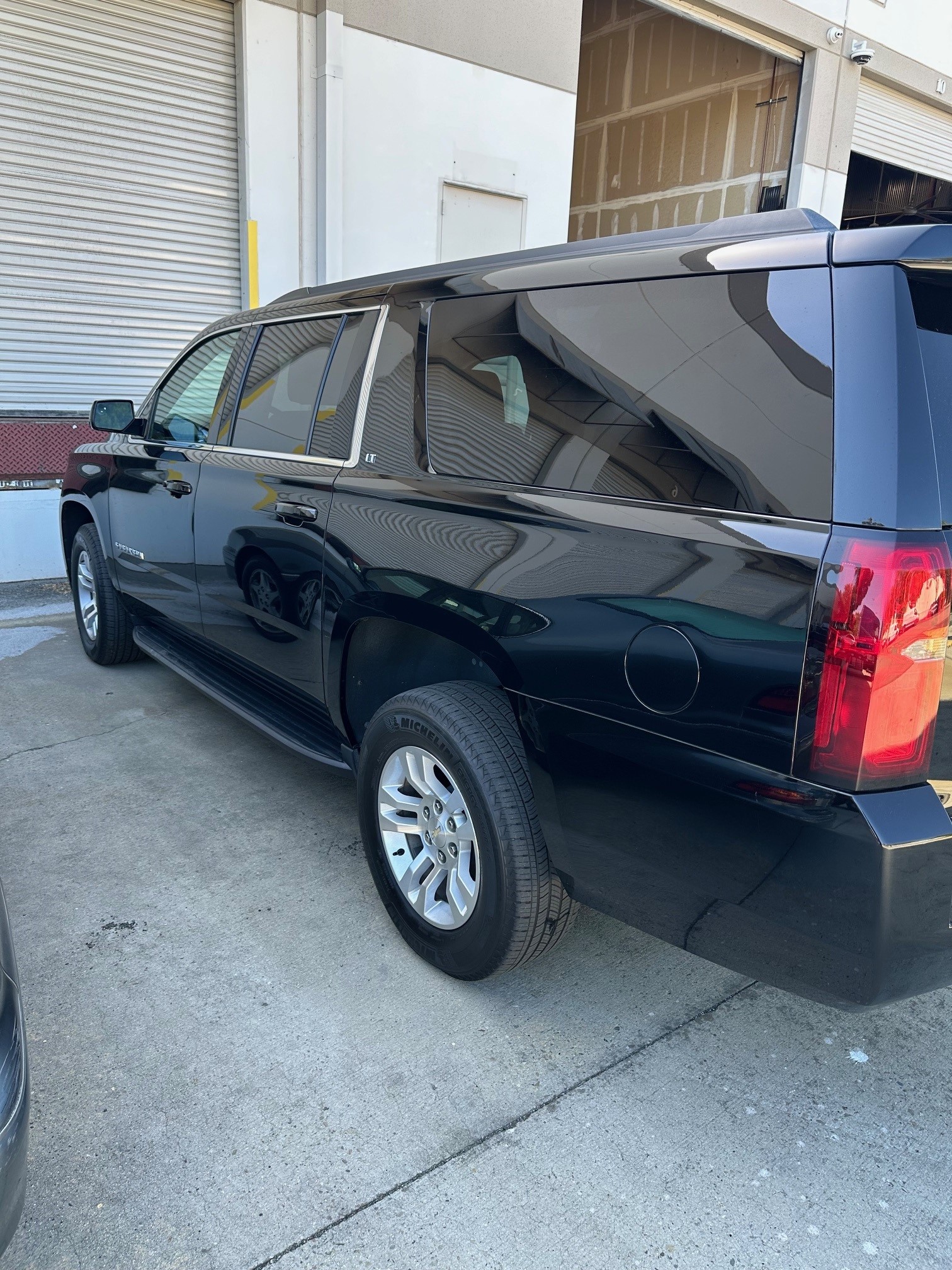Used 2019 Chevrolet Suburban LT RWD image 2