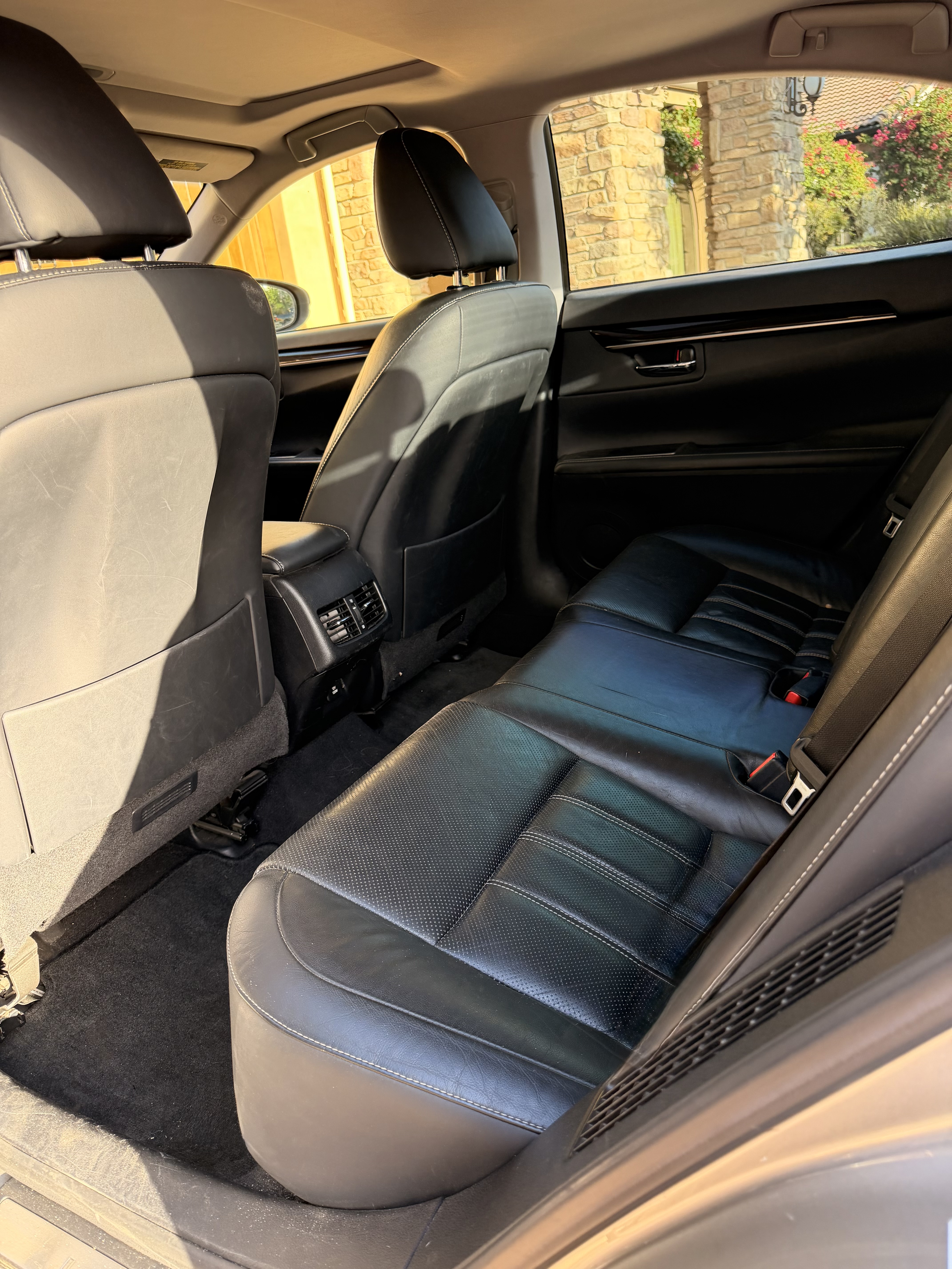 Used 2016 Lexus ES 300h w/ Luxury Package w/Wood Trim FWD image 11