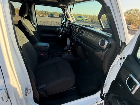 Used 2019 Jeep Wrangler Unlimited Sahara AWD/4WD image 16