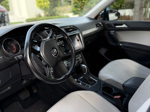 Used 2018 Volkswagen Tiguan SE w/ Panoramic Sunroof Package image 8