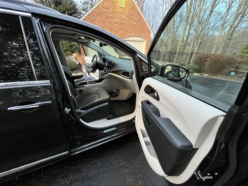 Used 2023 Chrysler Pacifica Limited w/ Uconnect Theater Family Group image 2