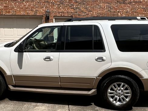 Used 2011 Ford Expedition XLT w/ 202A Rapid Spec Order Code image 10