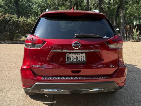 Used 2019 Nissan Rogue SV w/ Premium Package FWD image 2