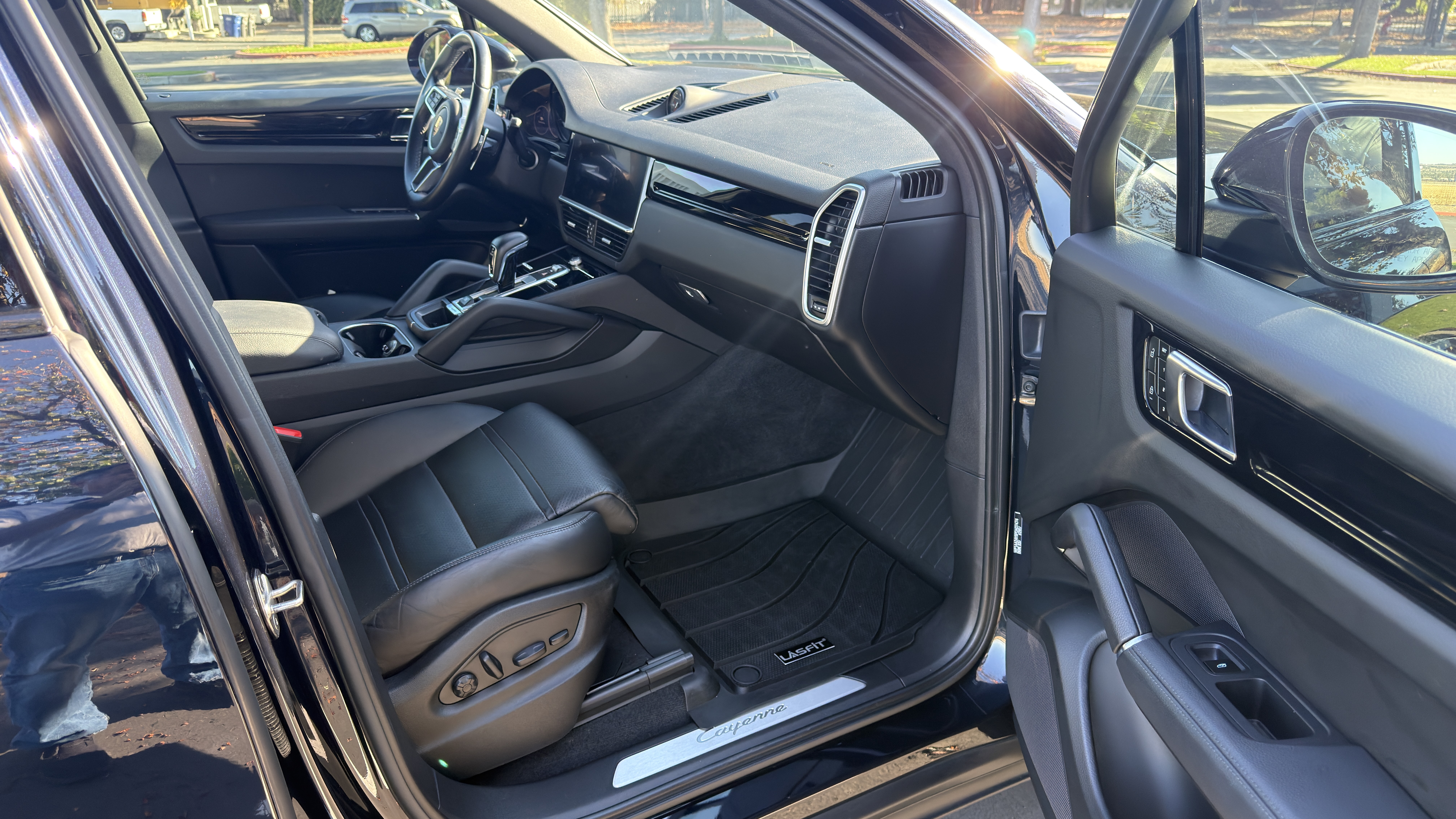 Used 2023 Porsche Cayenne w/ Premium Package AWD/4WD image 2
