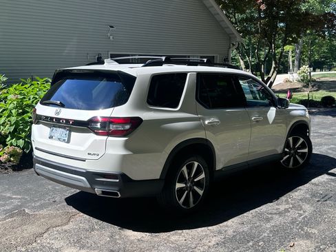 Used 2025 Honda Pilot Elite image 12