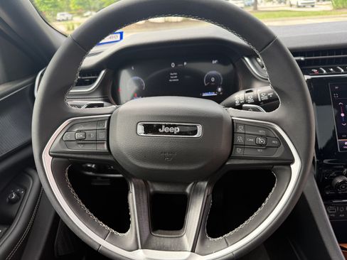 Used 2025 Jeep Grand Cherokee Laredo X RWD image 14