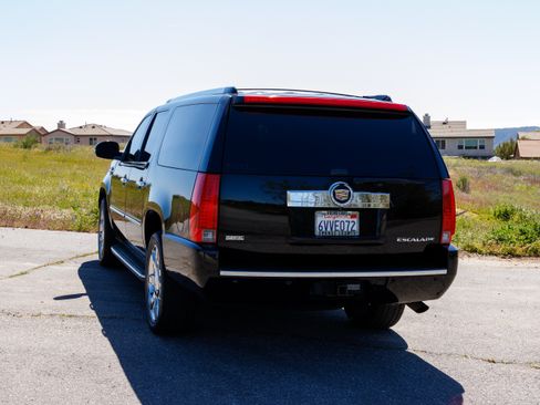 Used 2012 Cadillac Escalade ESV Luxury image 2