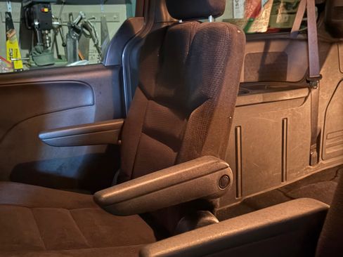 Used 2015 Dodge Grand Caravan SE image 11