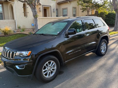 Used 2019 Jeep Grand Cherokee Laredo RWD image 1