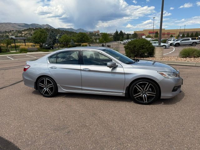 Used 2017 Honda Accord Touring image 5