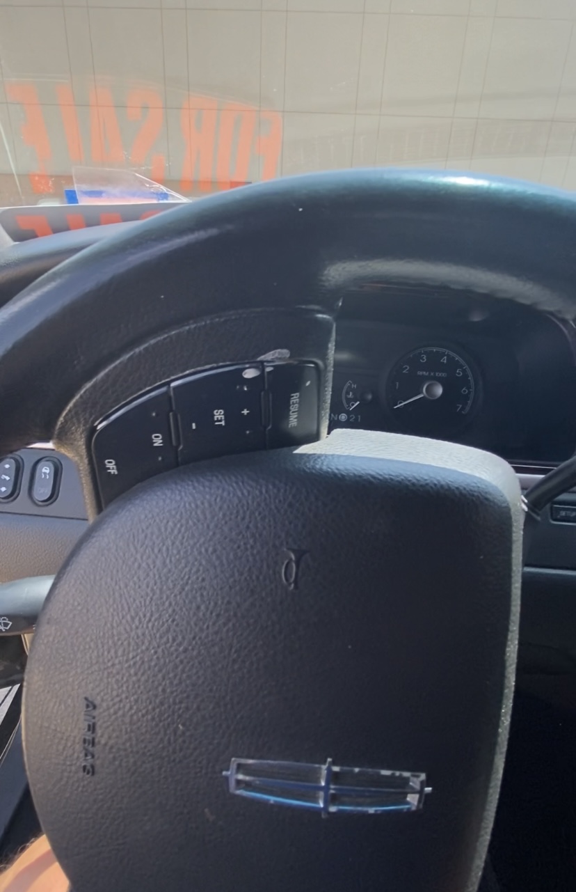 Used 2011 Lincoln Town Car Signature Limited RWD image 13