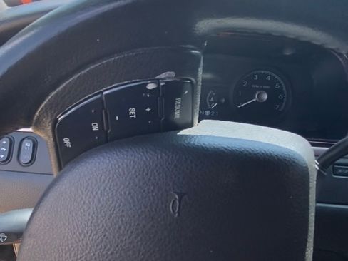 Used 2011 Lincoln Town Car Signature Limited image 13