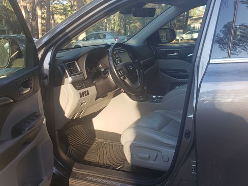 Used 2017 Toyota Highlander Limited image 6