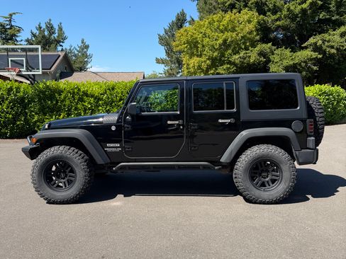 Used 2014 Jeep Wrangler Unlimited Sport w/ Quick Order Package 24S AWD/4WD image 6