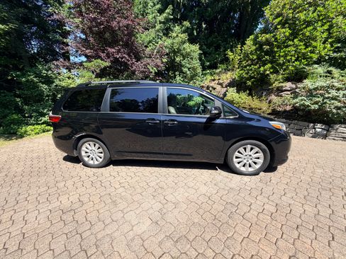 Used 2016 Toyota Sienna Limited Premium FWD image 2