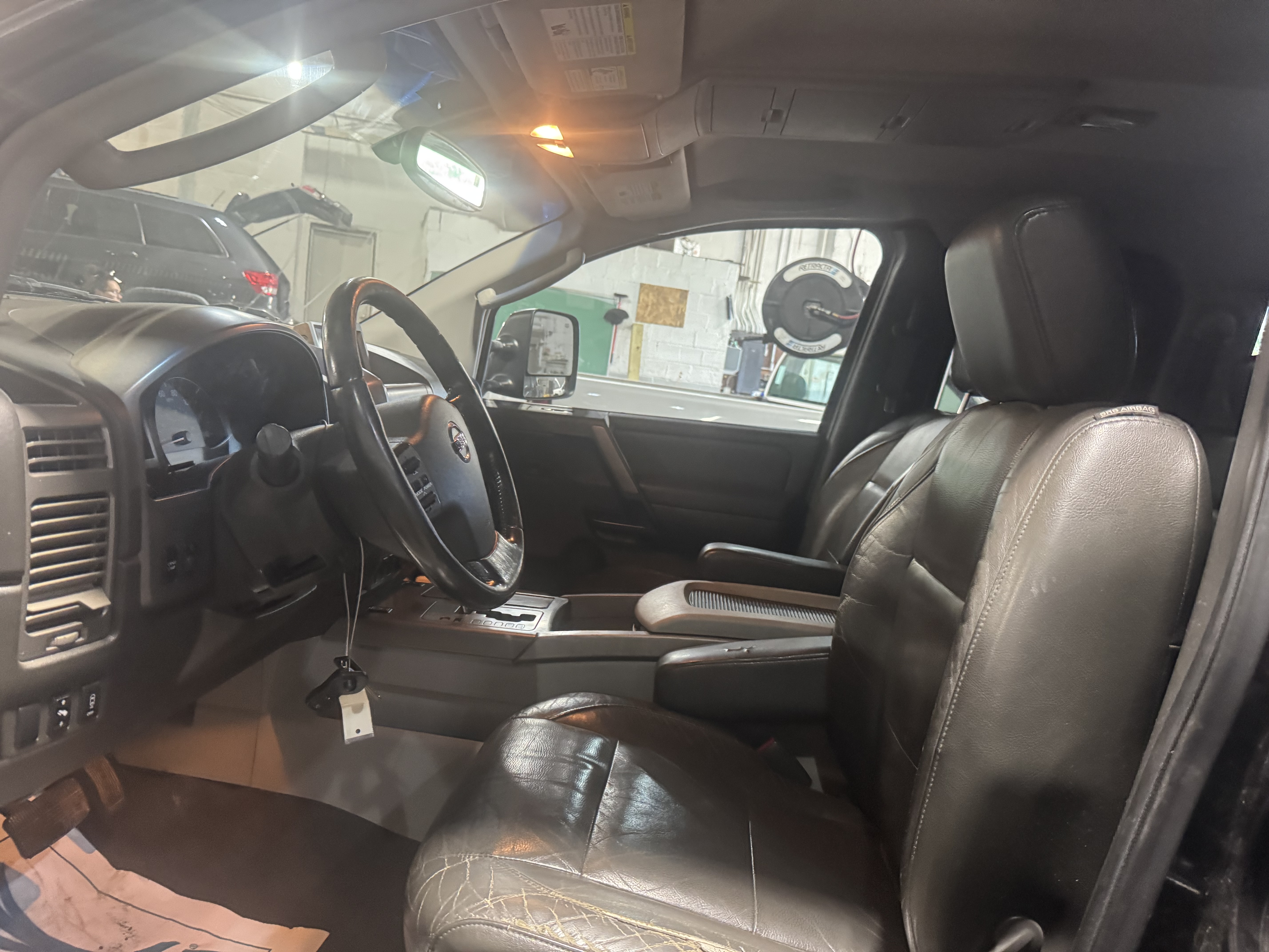 Used 2004 Nissan Titan LE w/ (NAV) Nissan Navigation Pkg AWD/4WD image 2