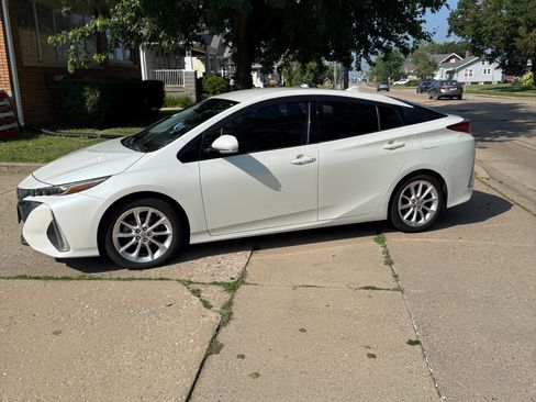 Used 2017 Toyota Prius Prime Premium FWD image 4