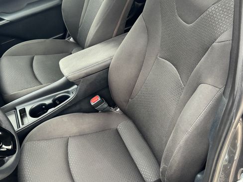 Used 2020 Toyota Prius LE image 9