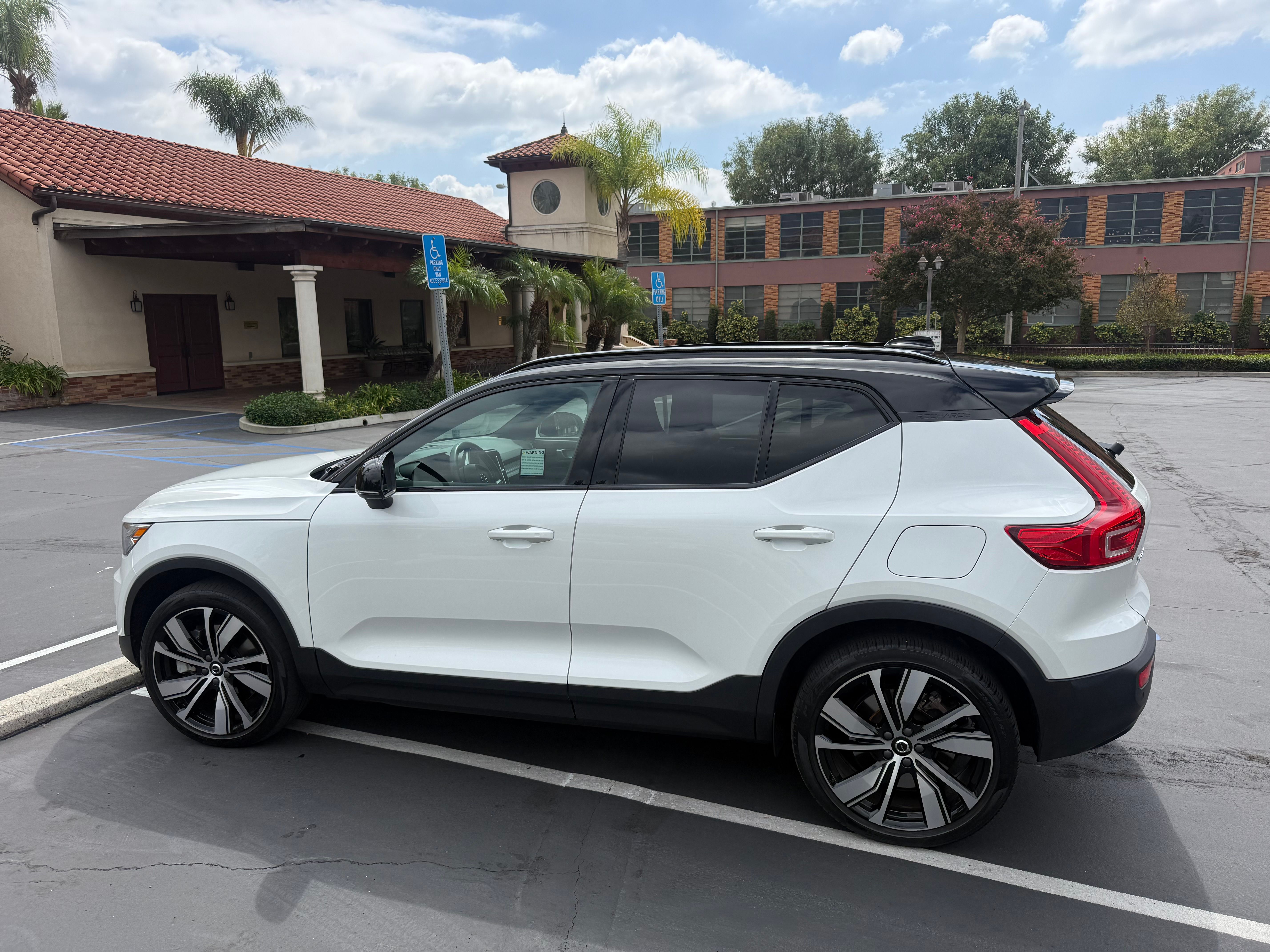 Used 2021 Volvo XC40 P8 Recharge w/ Advanced Package AWD/4WD image 1