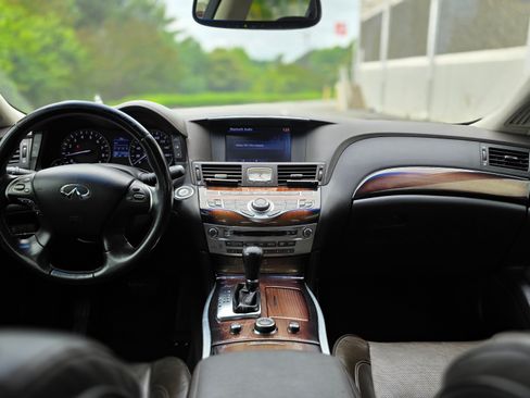 Used 2011 INFINITI M56 w/ Deluxe Touring Pkg RWD image 10