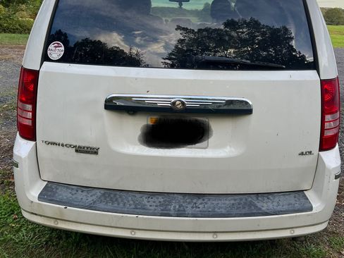 Used 2008 Chrysler Town & Country Limited w/ Entertainment Group #3 image 4