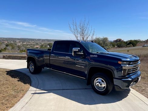 Used 2022 Chevrolet Silverado 3500 High Country w/ Technology Package image 8