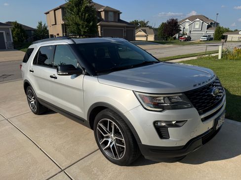 Used 2018 Ford Explorer Sport AWD/4WD image 2