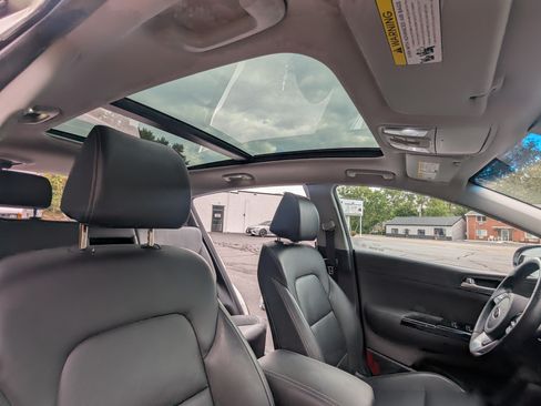 Used 2022 Kia Sportage EX w/ EX Technology Package image 12