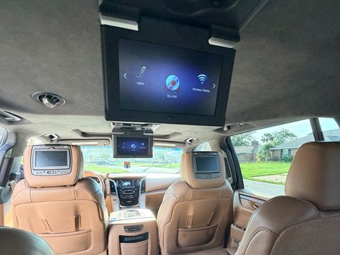 Used 2017 Cadillac Escalade ESV Platinum AWD/4WD image 17