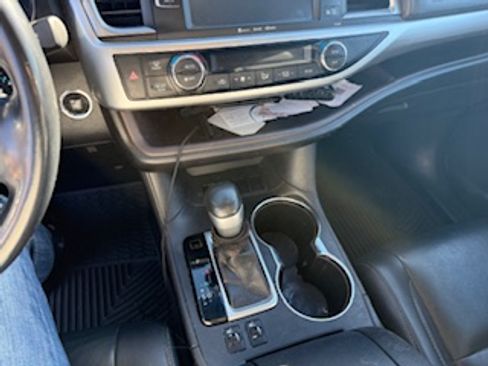 Used 2019 Toyota Highlander XLE image 2