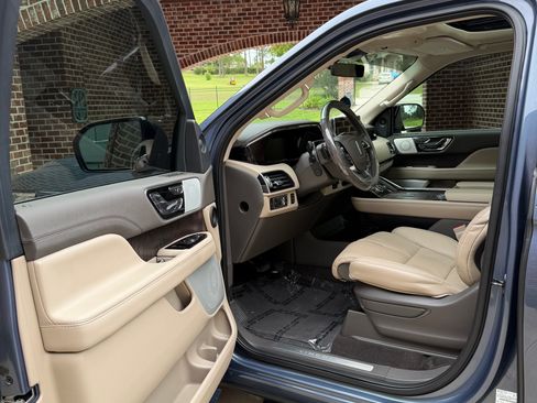 Used 2022 Lincoln Navigator Reserve AWD/4WD image 5