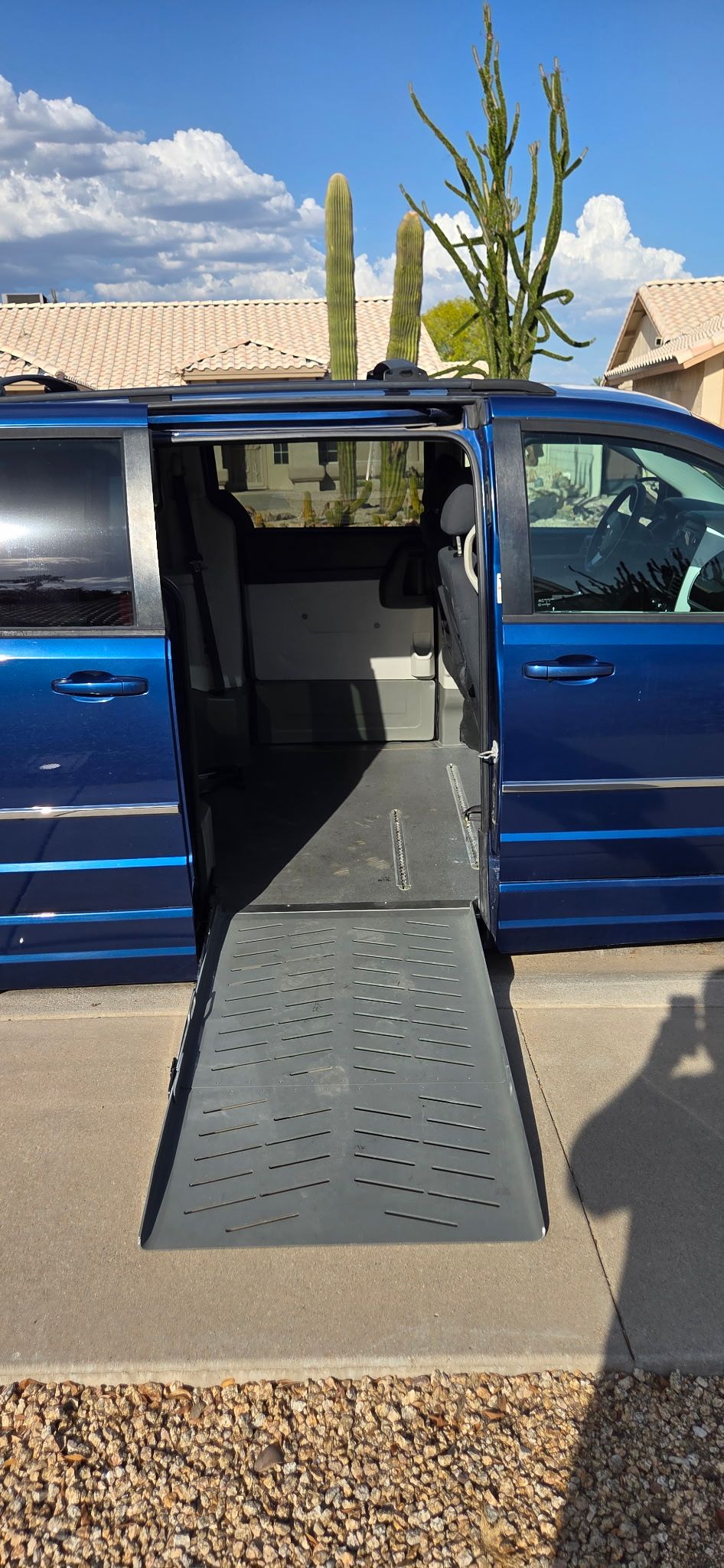 Used 2010 Dodge Grand Caravan SXT FWD image 4