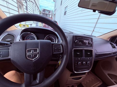 Used 2015 Dodge Grand Caravan American Value Package FWD image 12
