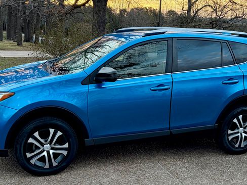 Used 2017 Toyota RAV4 LE image 2