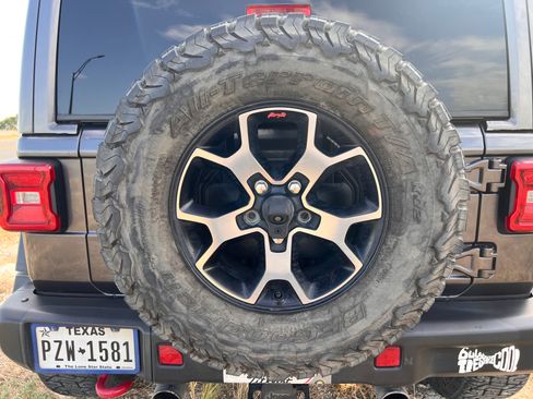 Used 2018 Jeep Wrangler Unlimited Rubicon w/ Dual Top Group AWD/4WD image 13