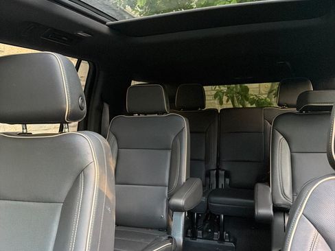 Used 2022 GMC Yukon XL SLT w/ SLT Premium Package AWD/4WD image 4