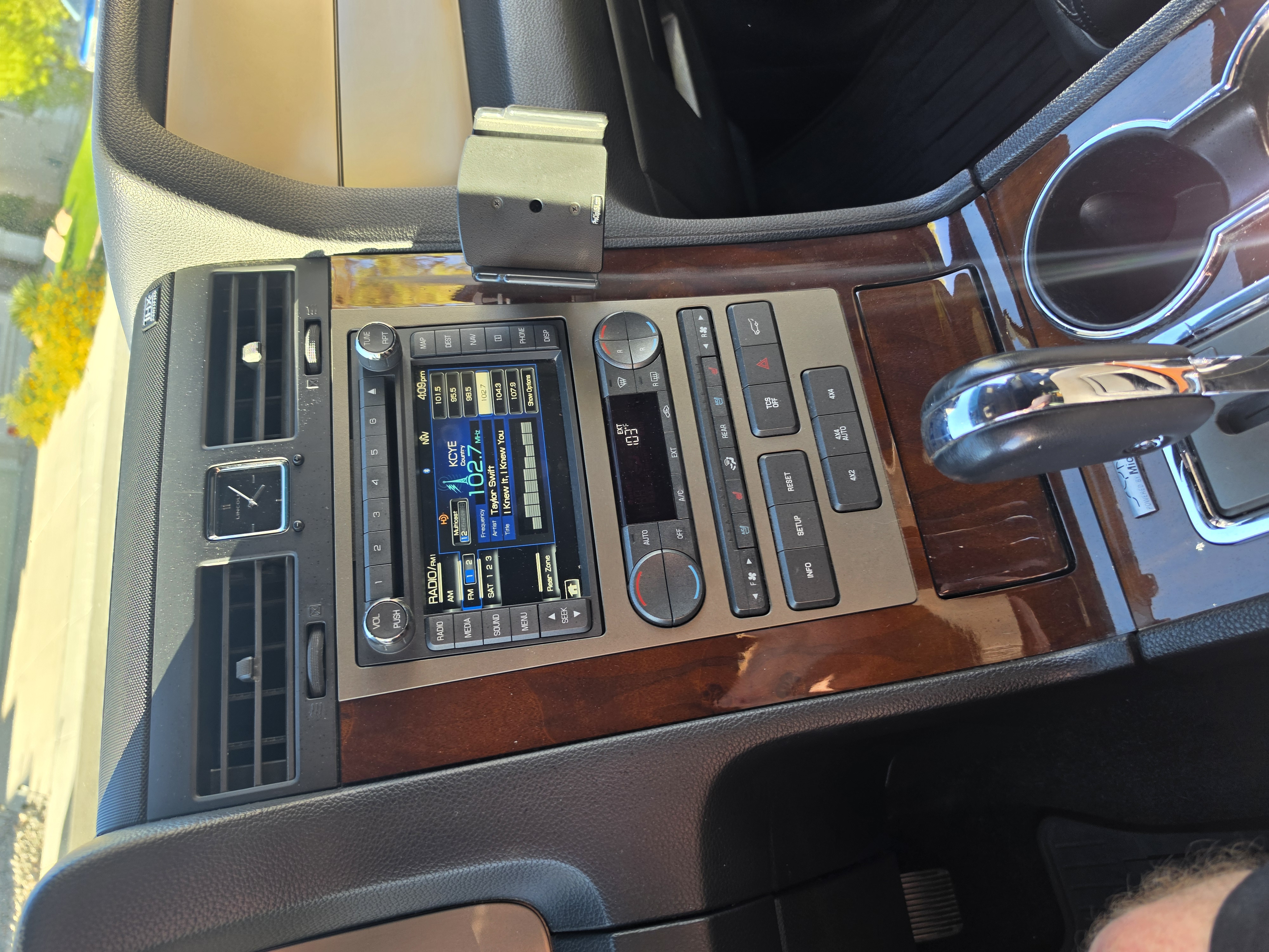 Used 2012 Lincoln Navigator 4WD image 19