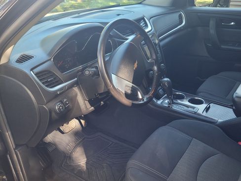 Used 2017 Chevrolet Traverse LT image 4