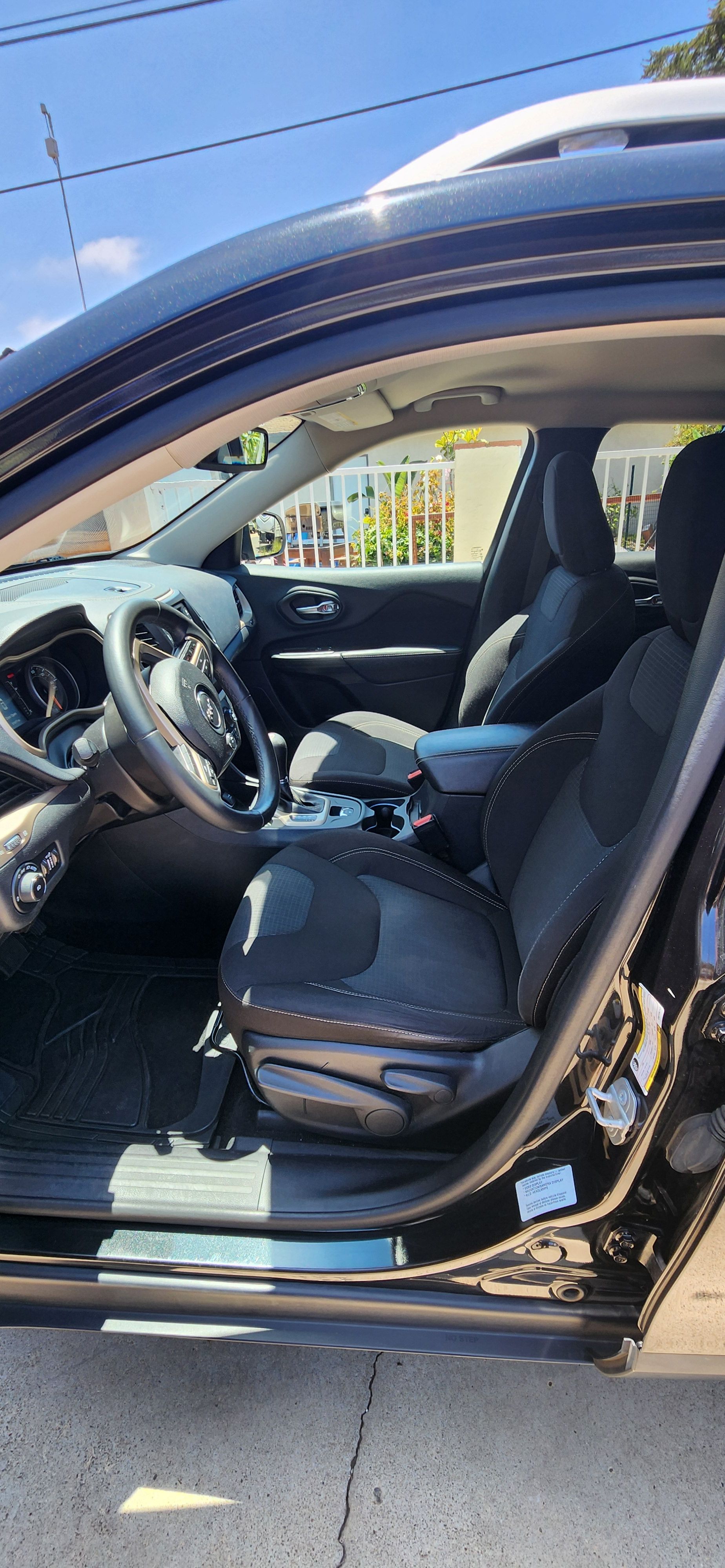 Used 2016 Jeep Cherokee Latitude FWD image 9