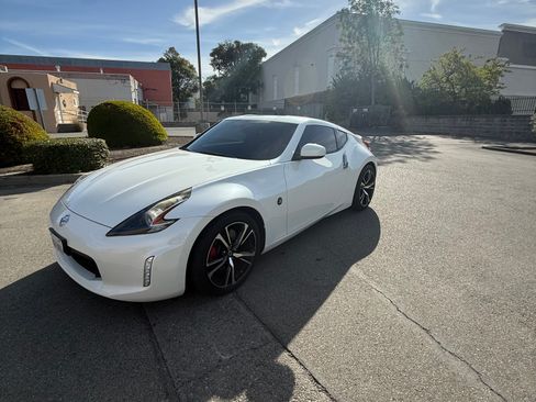 Used 2018 Nissan 370Z Coupe RWD image 11