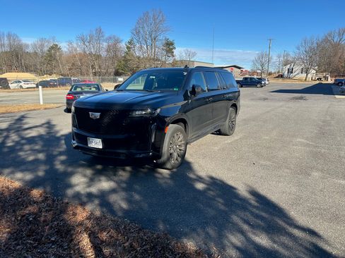 Used 2023 Cadillac Escalade ESV Sport w/ LPO, ONYX Package image 11