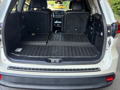 Used 2019 Toyota Highlander SE image 22