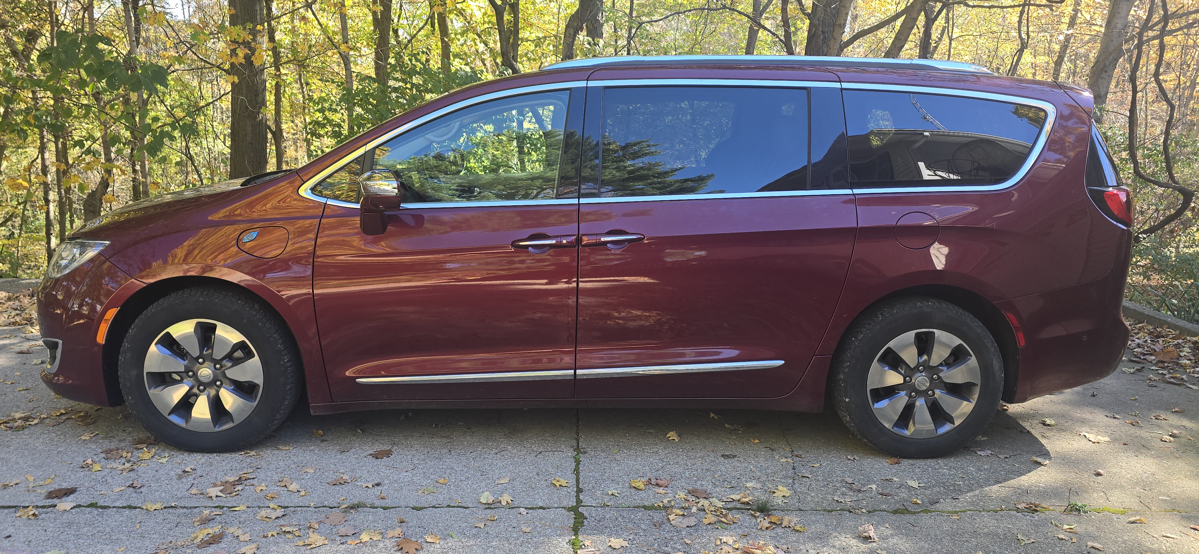 Used 2017 Chrysler Pacifica Platinum FWD image 1